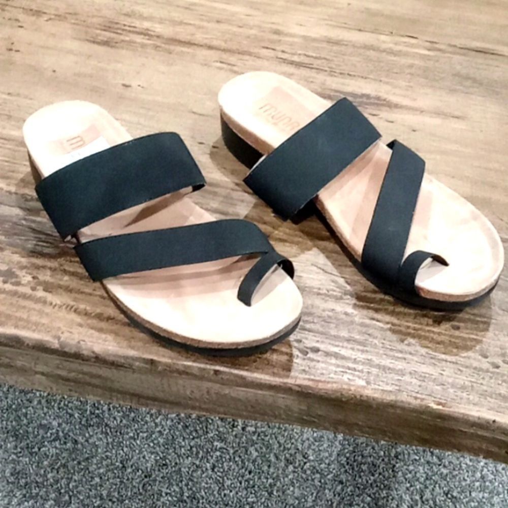 Munro "Aries" black stretch fabric sandal with suede sock interior. Size 9